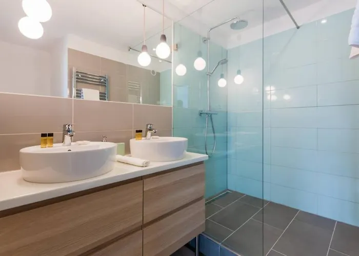 Sunny With An Unbeatable Balcony View דירה