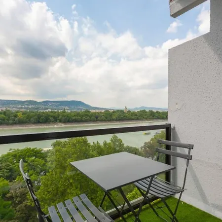 Sunny With An Unbeatable Balcony View Boedapest