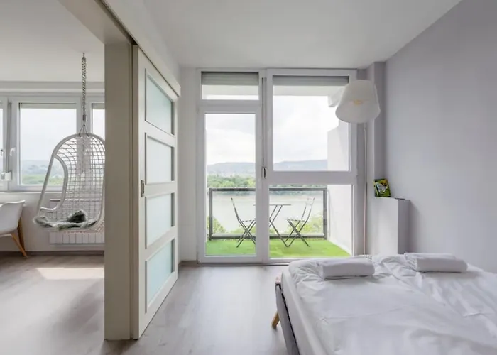 Sunny With An Unbeatable Balcony View 아파트